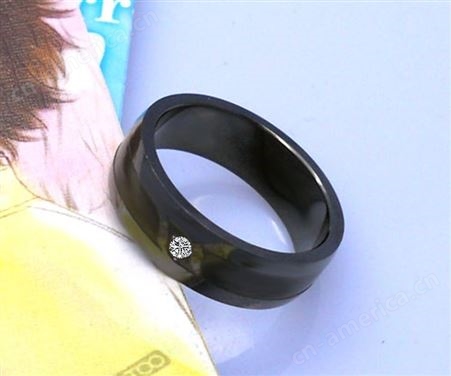 今泊二｜设计师款式生产精致钛钢镶钻石黑色指环 韩版间立体沙情侣戒指批发